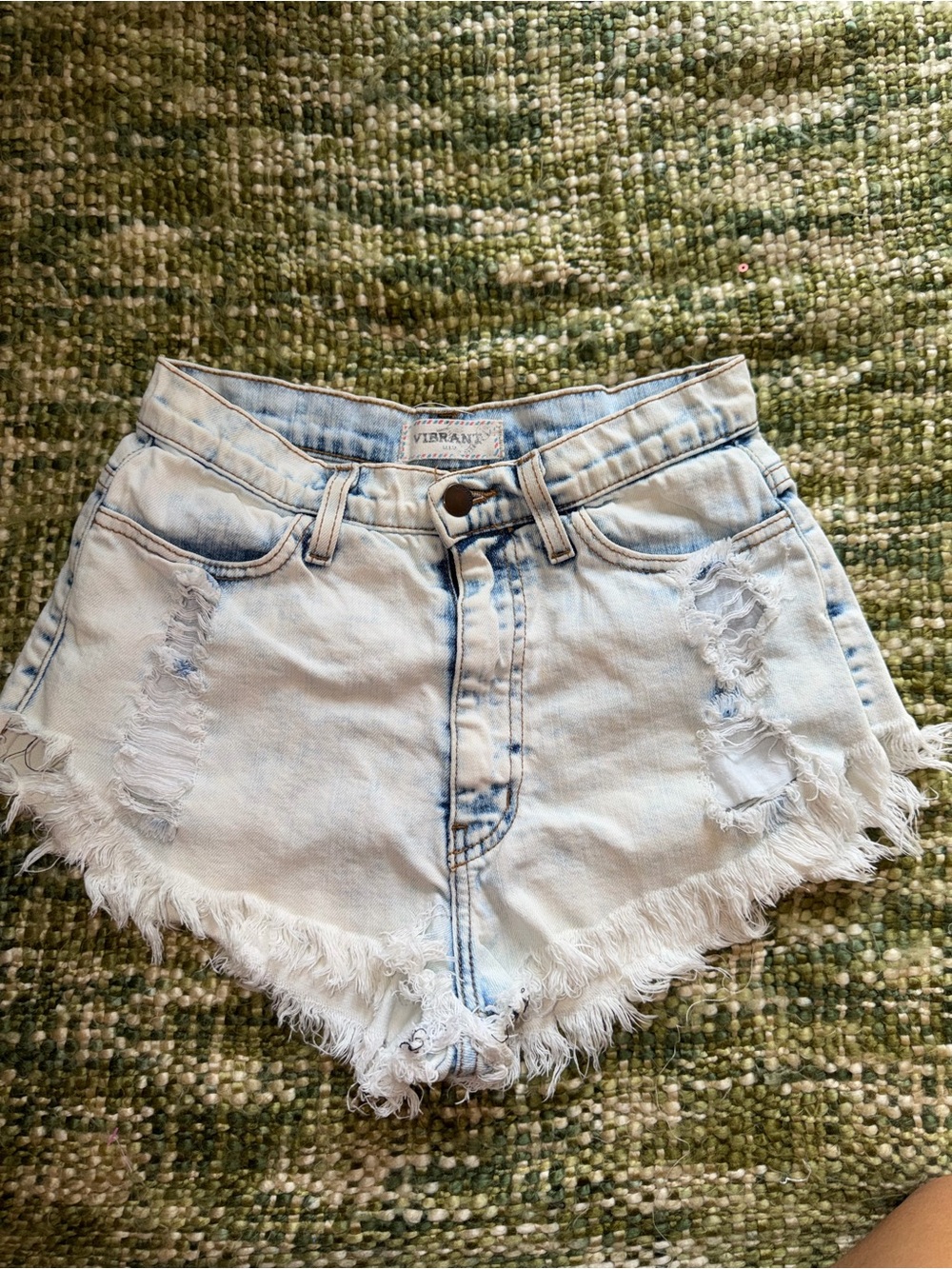 MIU high-waisted short jeans, size M, with distressed effect and acid wash.